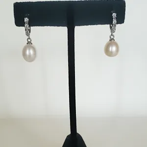 Chiquita Dazzling Pearl Drop Earring