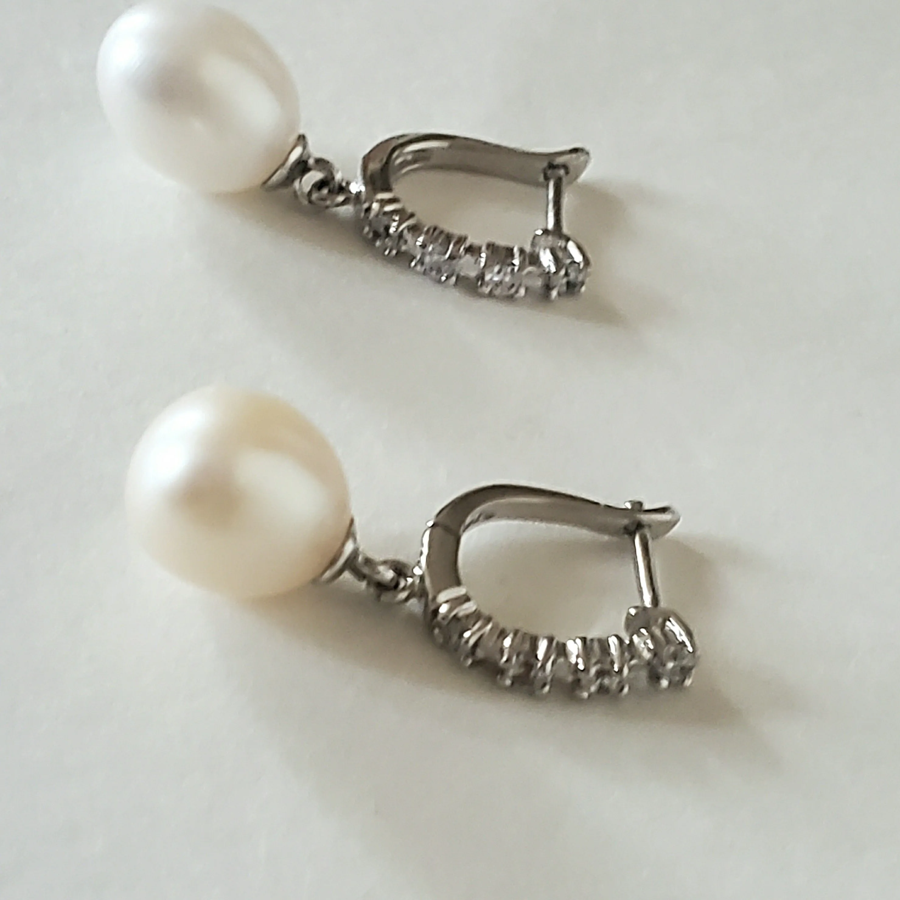 Chiquita Dazzling Pearl Drop Earring